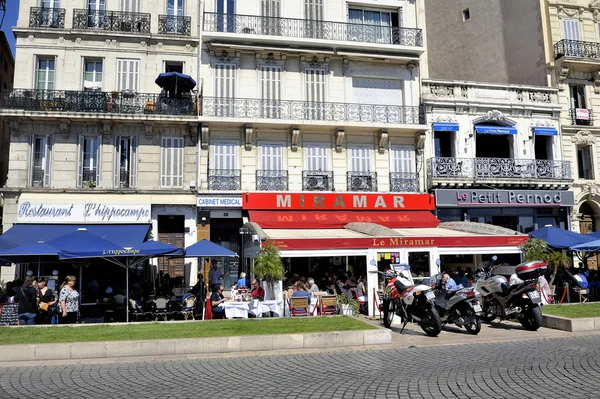 Passeggiata sul vecchio porto di Marsiglia — Foto Stock