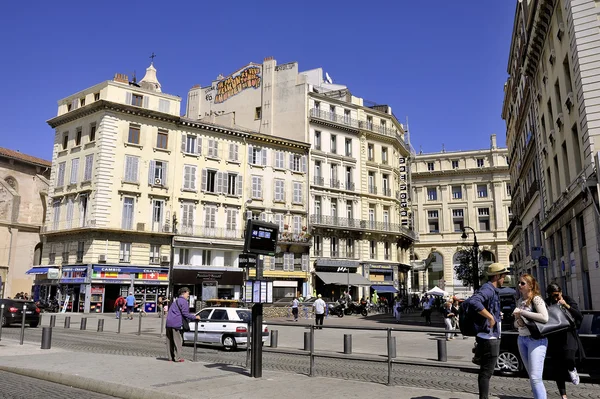 Façade d'un ancien bâtiment en pierre sur le vieux port de Marseille — Photo