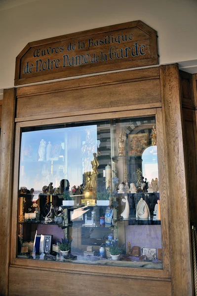 नोट्रे डेम डेम डे ला गार्ड की बेसिलिका की धार्मिक वस्तुओं की दुकान करें — स्टॉक फ़ोटो, इमेज