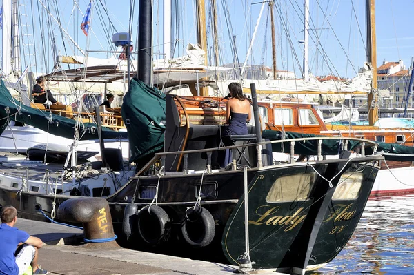 Singer gave a concert on an old sailboat — Stock Photo, Image