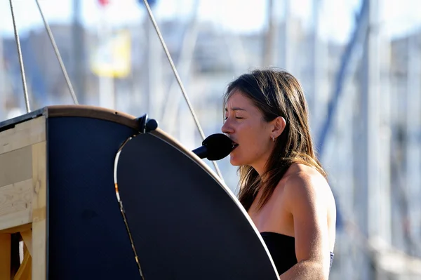 Singer gave a concert on an old sailboat — Stock Photo, Image