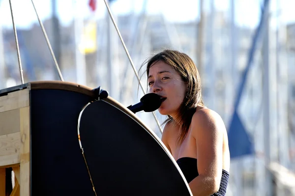 Singer gave a concert on an old sailboat — Stock Photo, Image