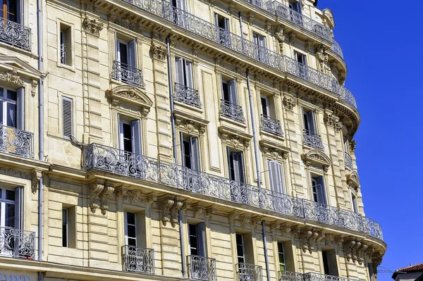 Facciata di un vecchio edificio in pietra sul vecchio porto di Marsiglia — Foto Stock