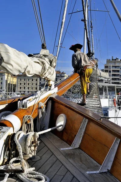 Segelfartyg dockad i Marseilles gamla hamn Royaltyfria Stockfoton