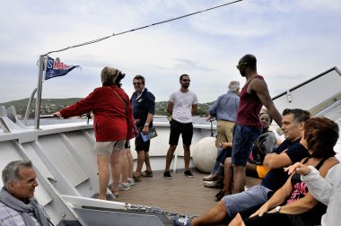 Turistler Marsilya dere boyunca teknede
