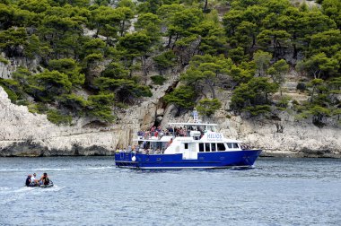 Turistler Marsilya dere boyunca teknede
