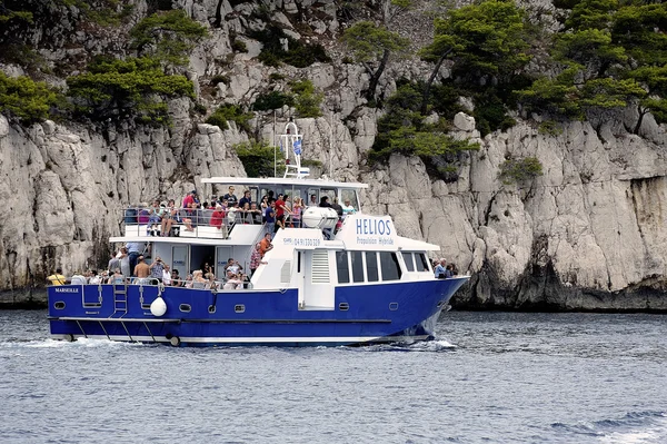 Toeristen op boot langs de kreken van Marseille — Stockfoto