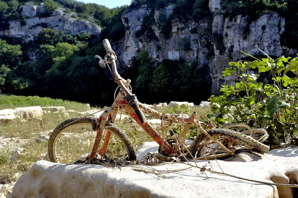 Bicicleta arrastrada por el agua — Foto de Stock