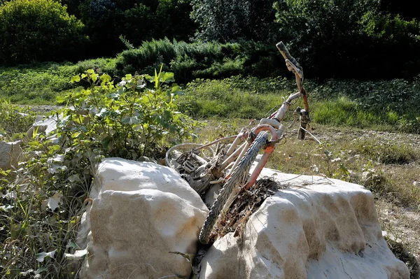 Bike carried away by the water — Stock Photo, Image