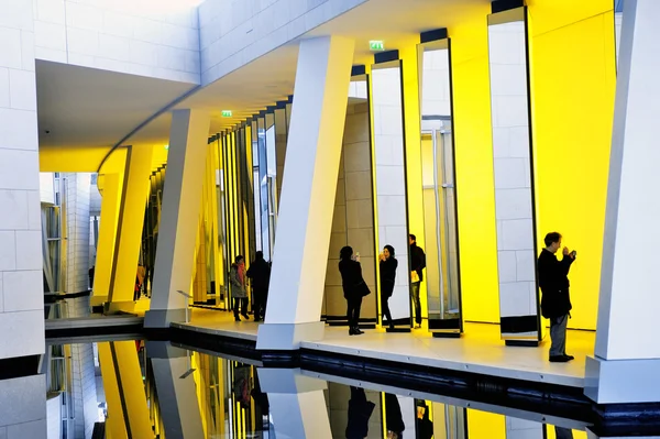 Музей современного искусства фонда Луиса Виттона — стоковое фото