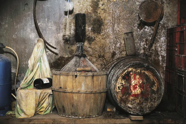 Adega de vinho em uma antiga casa de pedra — Fotografia de Stock