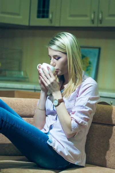 Jovem e bela mulher bebendo café em casa — Fotografia de Stock