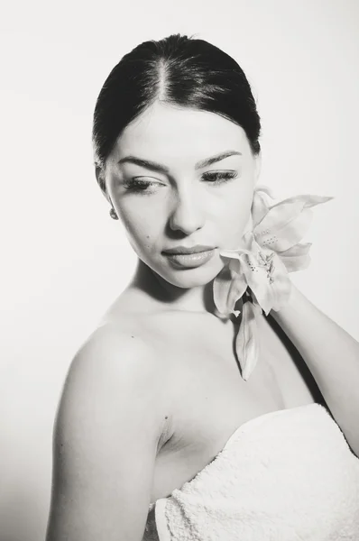 Krásná dáma s květinou lilly. Dokonalá pleť. — Stock fotografie