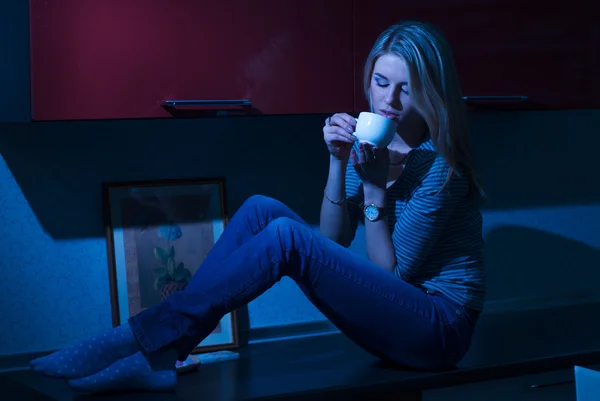 Jeune femme attend au téléphone sur une cuisine de nuit — Photo