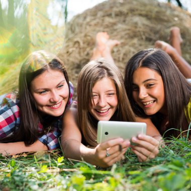 Üç mutlu genç kız selfie telefonla yapıyor