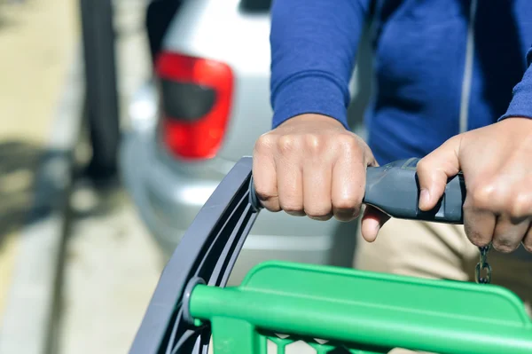 Primer plano de la mano del hombre con carrito de compras —  Fotos de Stock