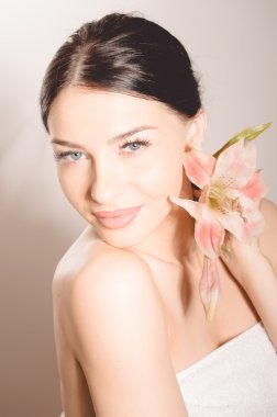 Lilly çiçek bu güzel hanımla. Mükemmel cilt.