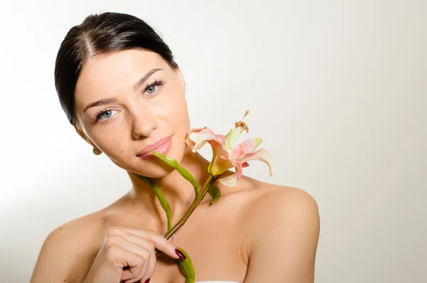 Beautiful lady with lilly flower. Perfect skin. — Stock Photo, Image