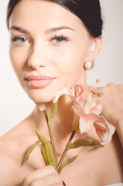 Hermosa dama con flor de lirio. Piel perfecta . — Foto de Stock