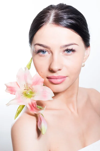 Beautiful lady with lilly flower. Perfect skin. — Stock Photo, Image