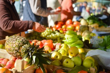 Satış, alışveriş, tüketim ve ananas bakkal pazarında