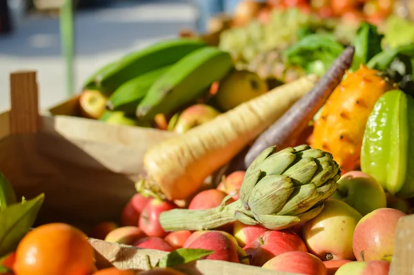 Frutas y hortalizas mixtas en el mercado — Foto de Stock