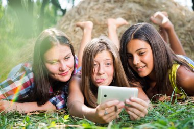 Üç mutlu genç kız selfie telefonla yapıyor