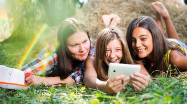 Üç mutlu genç kız selfie telefonla yapıyor