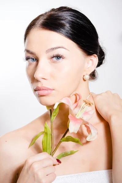 Beautiful lady with lilly flower. Perfect skin. — Stock Photo, Image