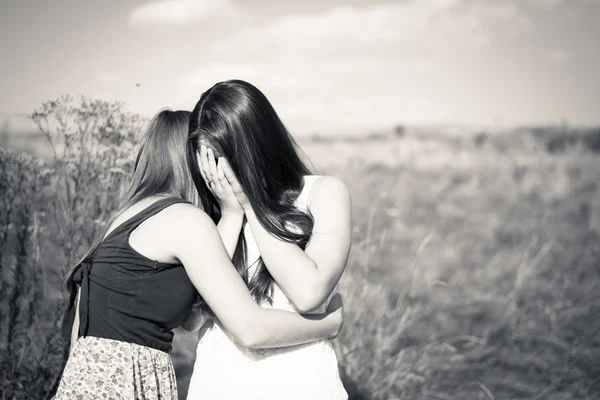 Duas meninas adolescentes amigos tendo tempos difíceis conceito de amizade — Fotografia de Stock