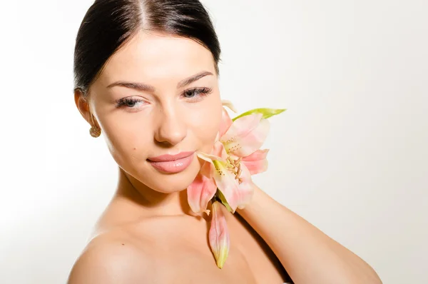 Bella signora con fiore di lilly. Pelle perfetta . — Foto Stock