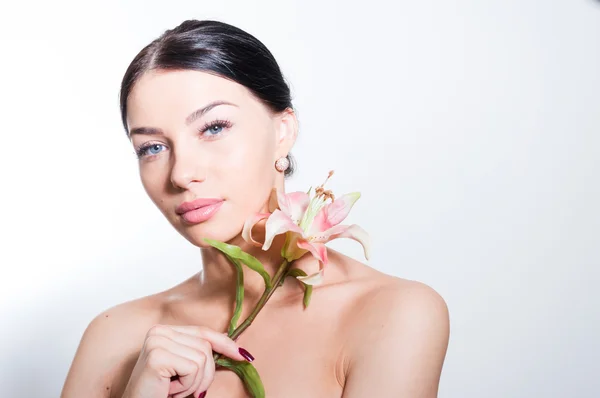 Hermosa dama con flor de lirio. Piel perfecta . —  Fotos de Stock