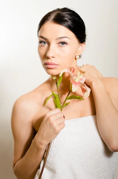 Hermosa dama con flor de lirio. Piel perfecta . — Foto de Stock