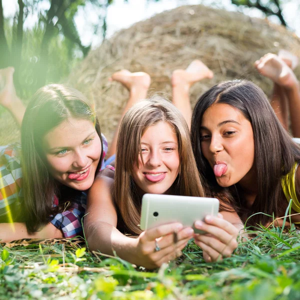 Üç mutlu genç kız selfie telefonla yapıyor