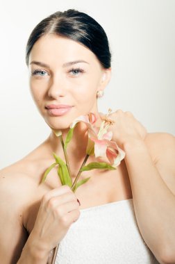 Lilly çiçek bu güzel hanımla. Mükemmel cilt.