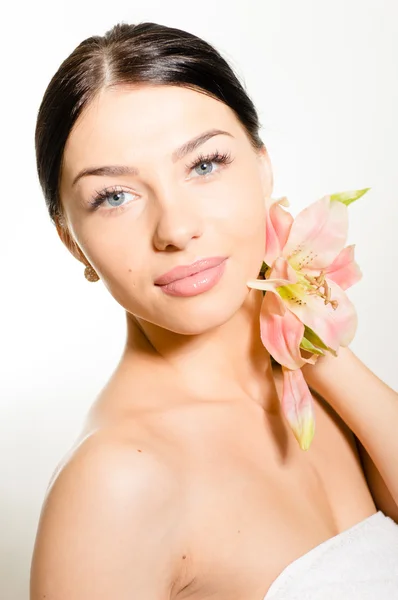 Hermosa dama con flor de lirio. Piel perfecta . —  Fotos de Stock