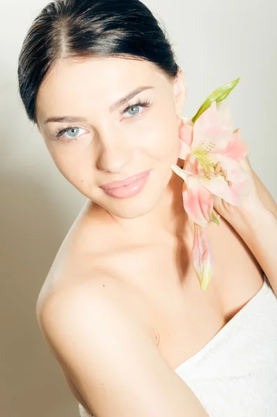 Bella signora con fiore di lilly. Pelle perfetta . — Foto Stock