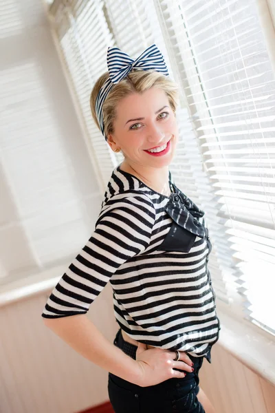 Pinup young woman having fun on the balcony — Stock Photo, Image