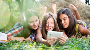 Üç mutlu genç kız selfie telefonla yapıyor