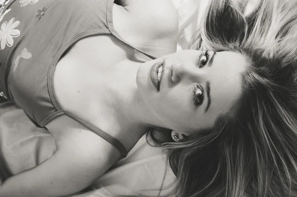 Όμορφη νεαρή ενηλίκων ελκυστική ξανθιά γυναίκα στο πιτζάμες στο κρεβάτι — Φωτογραφία Αρχείου