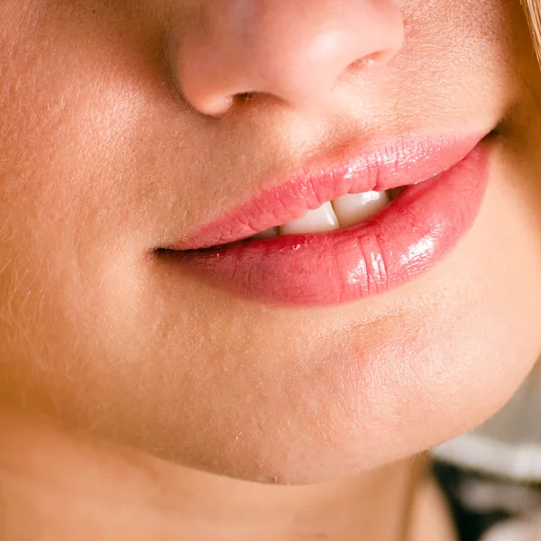 Foto primo piano di donna bionda belle labbra sorridenti — Foto Stock