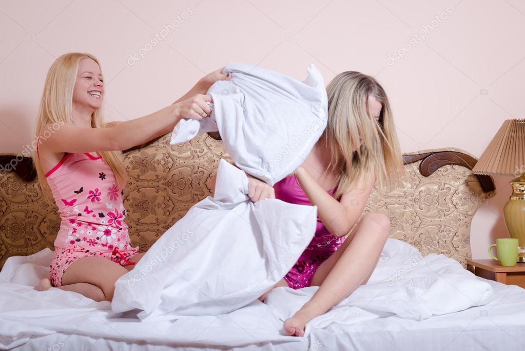 Непослушная девка дружком на кроватке сношена