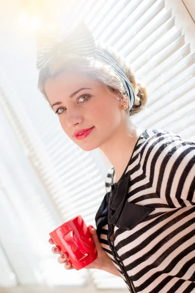 Beautiful blond funny pinup woman drinking tea and having fun — Stock Photo, Image