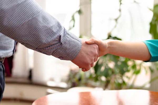 Primo piano degli imprenditori che si stringono la mano — Foto Stock