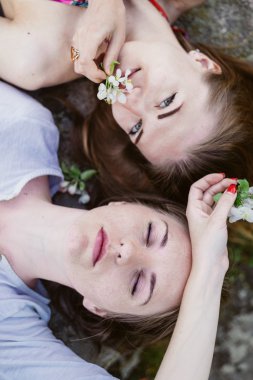 yalancı baş mutlu kız mutlu gülümseyerek rahatlatıcı arkadaşlar closeup portresi