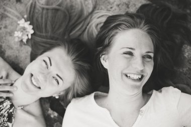 İki kız arkadaş kafa kafaya mutlu gülümseyerek rahatlatıcı güzel