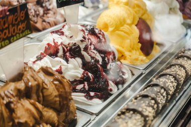 Markette farklı tatları olan organik dondurma küvetlerini kapatın.