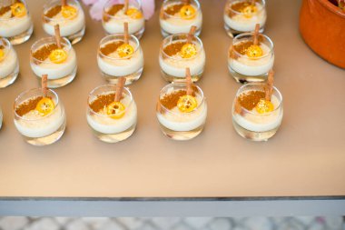 Düğün resepsiyonu tatlı masası. Lezzetli beyaz kapkekler ve böğürtlenli yakın plan..