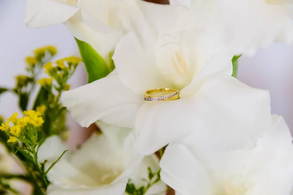 Золотое обручальное кольцо для свадебного образа — стоковое фото