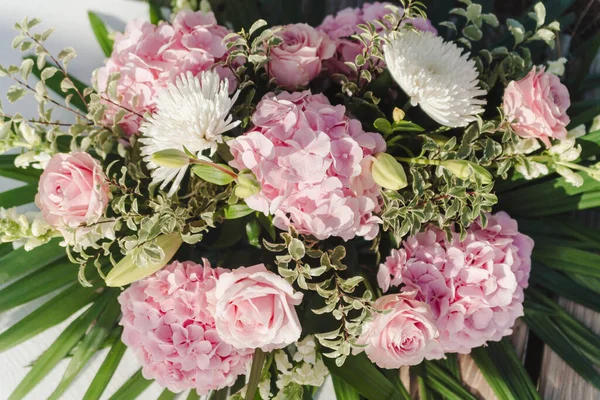 Wedding bouquet with rose bush, Ranunculus asiaticus as a background — Stock Photo, Image